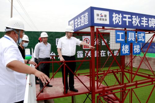 空港新城底张大街和崇文路市政工程再次迎来百余人观摩